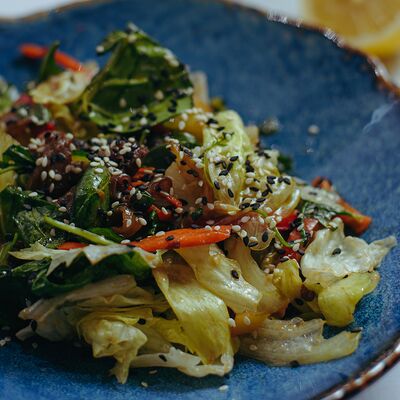 Теплый салат с говядиной и овощами в Роланд по цене 790 ₽