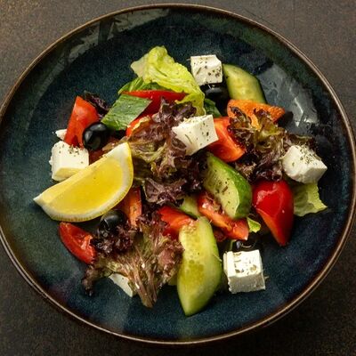 Салат греческий в Harat's Irish Pub по цене 590 ₽