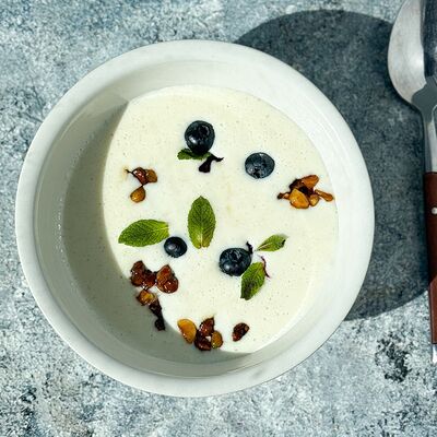 Взбитая манная каша с карамелизированными орехами, сухофруктами и вареньем из черной смородины в Food market skolkovo по цене 590 ₽