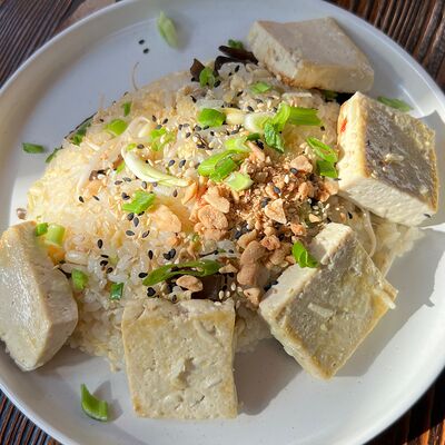 Жареный тофу с рисом и овощами в Bao Bao Лапша по цене 630 ₽