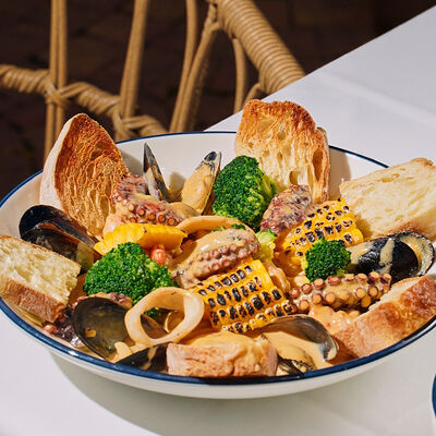 Соте из морепродуктов в сливочно-сырном соусе в More Fish'ka по цене 2490 ₽