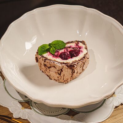 Меренговый рулет с вишней в УРМАН кафе по цене 395 ₽