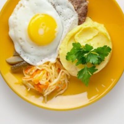 Бифштекс рубленый с яйцом и картофельным пюре в КинзаЗа по цене 523 ₽