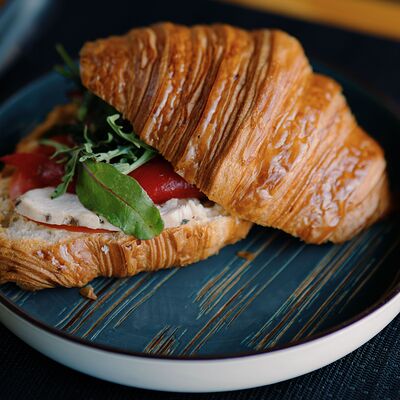 Круассан с цыплёнком и овощами в Вкус кафе по цене 580 ₽