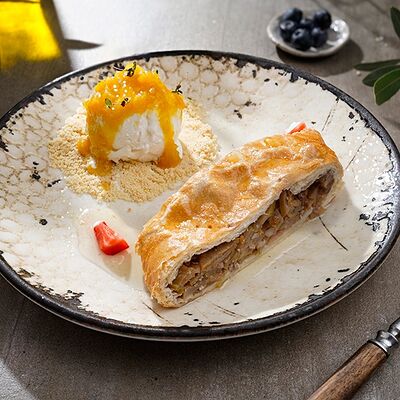 Яблочный штрудель в Paulaner по цене 690 ₽