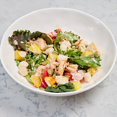 Салат с печеной тыквой, креветкой и гребешком в Икра по цене 720 ₽