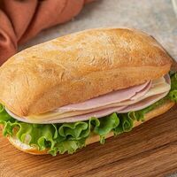 Сэндвич с ветчиной и сыром на чиабатте в Пекарня Буханка
