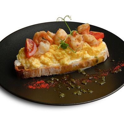 Скрэмбл с креветкой на тостев Горький по цене 839 ₽