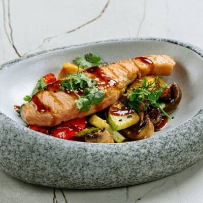 Филе лосося с овощами и соусом терияки в Крем кафе по цене 1375 ₽