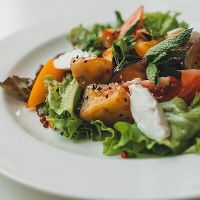 Салат с хрустящими баклажанами. Salad with crispy eggplant в Деликадесса по цене 950 ₽