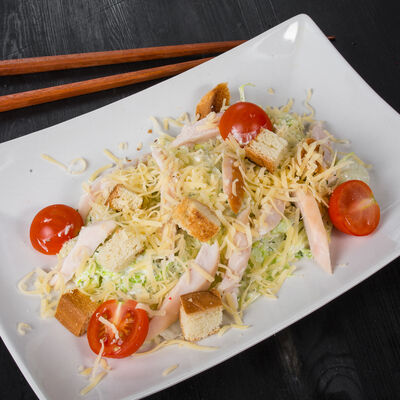 Салат Цезарь с копченой курицей в Аквасуши по цене 399