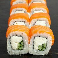 Ролл Филадельфия с огурцом в Toto sushi