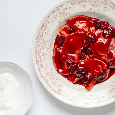 Вареники с вишней, клубникой и ревенем в Niki по цене 950 ₽