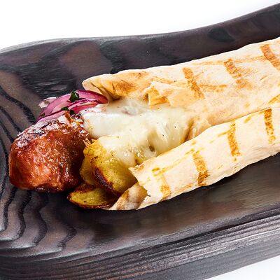 Люля из свинины с луком, картофелем и моцареллойв Братья Grill по цене 715 ₽