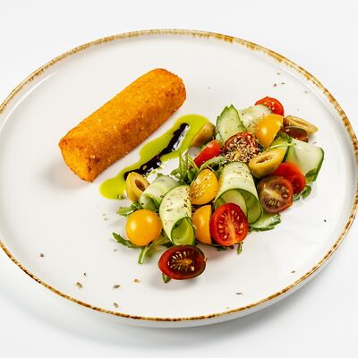 Греческий салат с фетой в панировке из пармезана в Космос по цене 1000 ₽