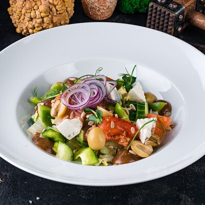 Салат овощной с сыром фета в ШКВАРКИ по цене 14 р.