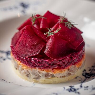 Сельдь под шубой с маринованной свеклой в Раковая на Петроградке по цене 900 ₽