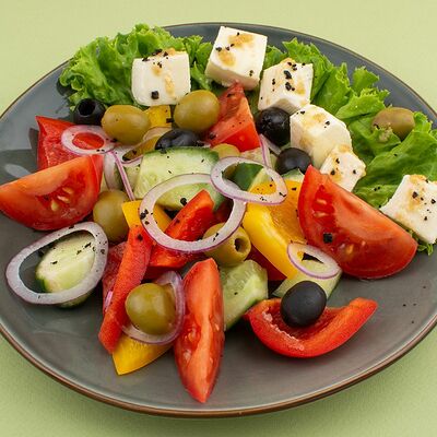 Салат с брынзой в Усадьба по цене 385 ₽