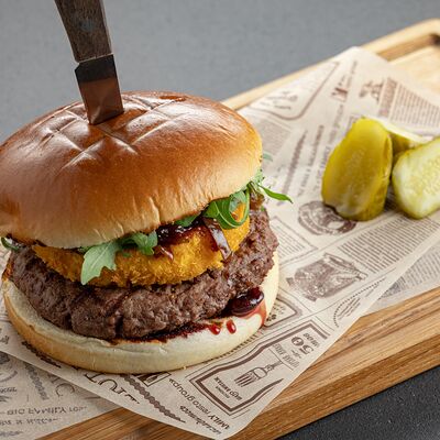 Сырбургер с котлетой из мраморной говядины в Jager Meet to Eat по цене 1020 ₽