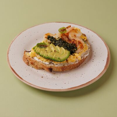 Тост Творожный сыр, авокадо, креветки, скрэмбл и соус песто в Сладко Вкусно по цене 900 ₽