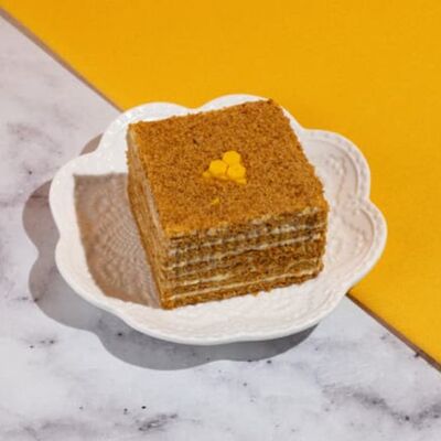 Пирожное Медовик в Пекарня Буханка по цене 305 ₽