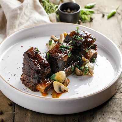 Ребра говяжьи, томленные в соусе саперави в Баклажан в ТЦ 