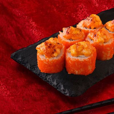 Запеченный ролл с лососем, креветкой темпура под сыром в Рыбин Гуд Sushi Premium по цене 701 ₽
