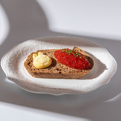 Гречишный хлеб и красной икрой и маслом в Ribambelle по цене 1500 ₽