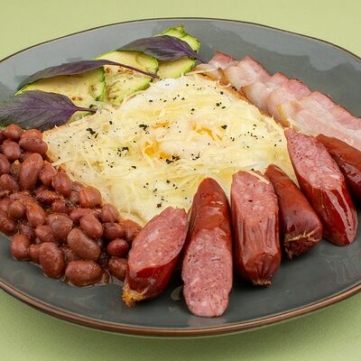 Глазунья с фасолью и беконом в Усадьба по цене 350 ₽