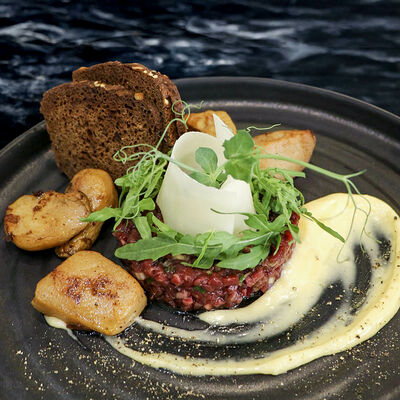 Тартар из телятины с белыми грибами, руколой и трюфельной заправкой в Picasso по цене 1950 ₽