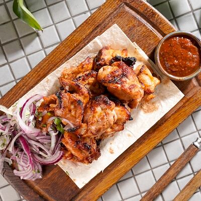 Шашлык из куриного бедра в Петрушка по цене 408 ₽