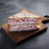 Сэндвич с пастрами из индейкив Zest Coffee & Wine