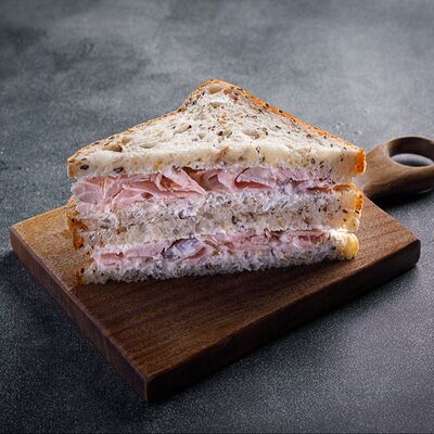 Сэндвич с пастрами из индейкив Zest Coffee & Wine по цене 530 ₽