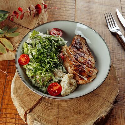 Салат с цыпленком гриль в Потроха по цене 379