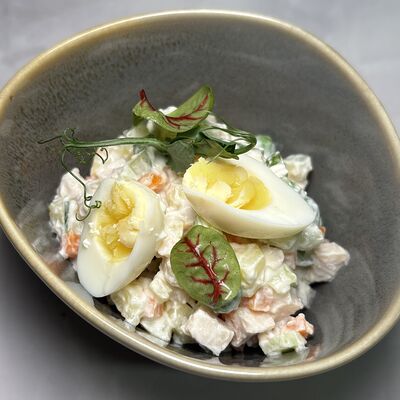 Оливье с куриным филе в Si-Jo по цене 330 ₽