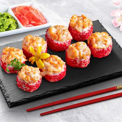 Запеченный ролл Острый с крабом и гребешком в Sushi white lux по цене 779 ₽