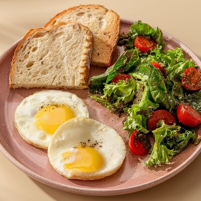 Глазунья из двух яиц в Комод по цене 420 ₽