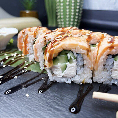 С опалённым лососем в Elmarco по цене 585 ₽