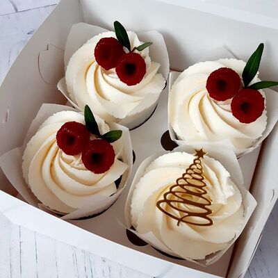 Капкейки на новый год с малиной в Премиум торт по цене 1600 ₽