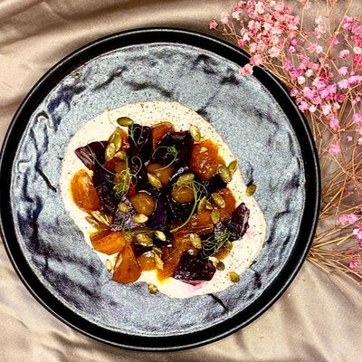 Салат с хурмой, печеной свеклой и сливочным сыром с кедровым орехом в MON PARIS по цене 580 ₽