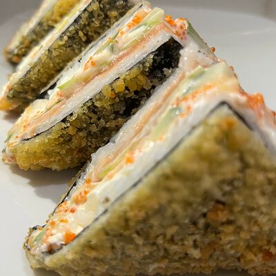 Сендвич ролл с лососем в Евразия по цене 660 ₽