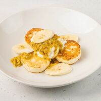 Сырники с тропическими фруктами и творожным кремом в АндерСон