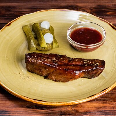 Грудинка Абердинского бычка, сальса из печеных перцев в Трактир Колесо по цене 929 ₽