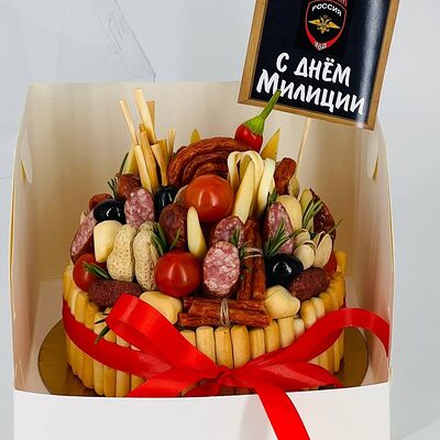 Колбасный бенто торт в подарок на день милиции в Дарите красиво по цене 4390 ₽