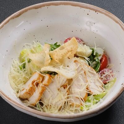 Салат Цезарь с курицей в Акватория по цене 540 ₽
