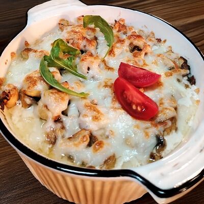 Куриная грудка, запеченная в сметанно-сливочном соусе с грибами в Rezept по цене 780 ₽