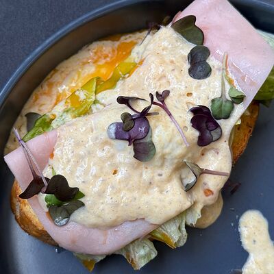 Бенедикт с ветчинойв Pellegrino по цене 395 ₽