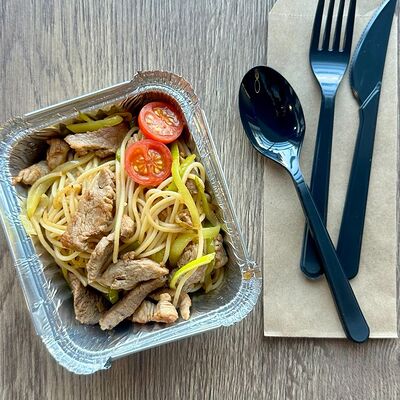 Острые спагетти со свининой и пореем в Еду домой по цене 300 ₽