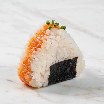 Онигири с лососем в Satoshi Sushi по цене 390 ₽