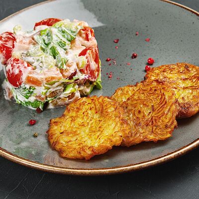 Салат с кетой и драниками в Корчма по цене 390